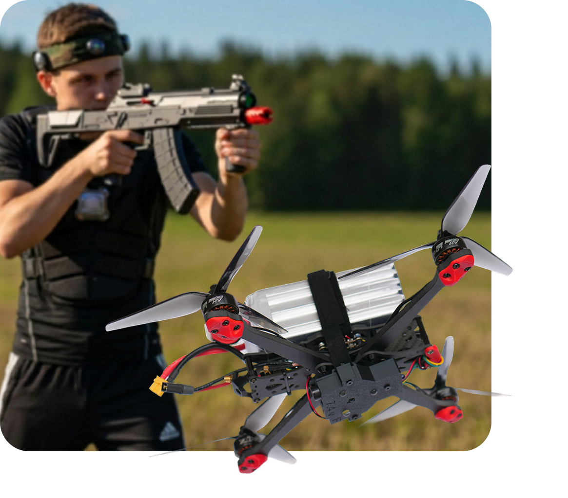 Игрок с автоматом и FPV-дрон